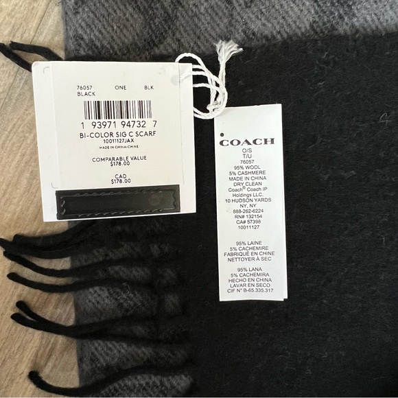 Coach Signature Scarf - Picture 7 of 7